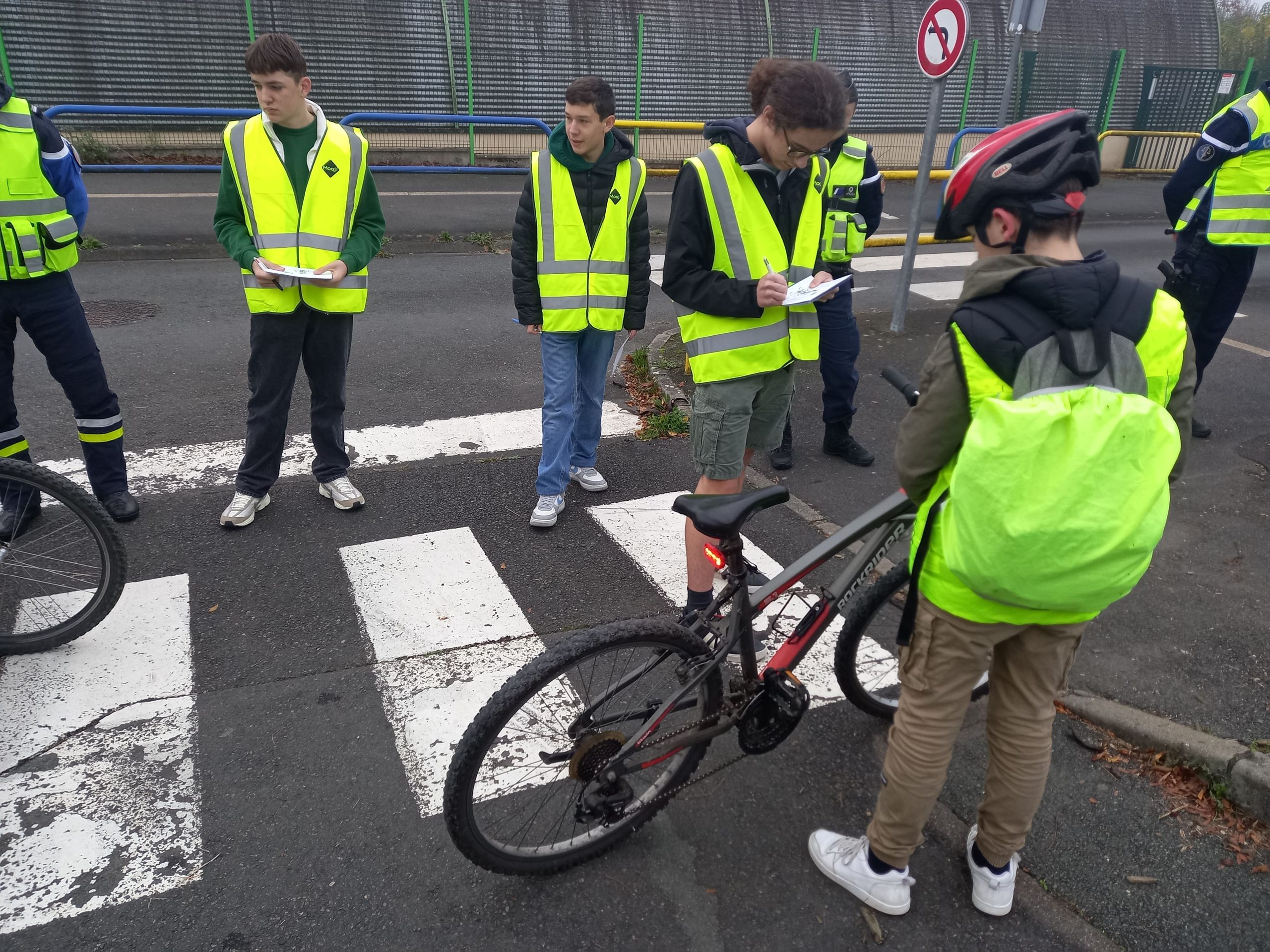 Cyclistes brillez : action de sensibilisation au collège